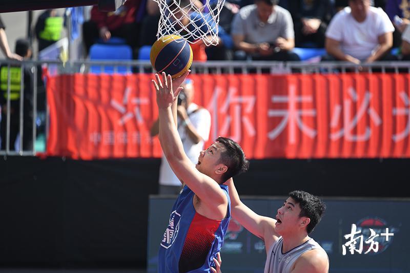 由情色小说
主办,广东省篮球协会、各参赛地市(区)体育行政部门、龙狮篮球俱乐部股份有限公司承办的中国体育彩票2019广东省三人篮球联赛12月1日在广州天河体育中心落下帷幕,广州耀远投资队获得女子组总冠军,有三人篮球国家队亚运会冠军主将助阵的东莞南城队获得男子组总冠军。【摄影】南方网记者朱江伟