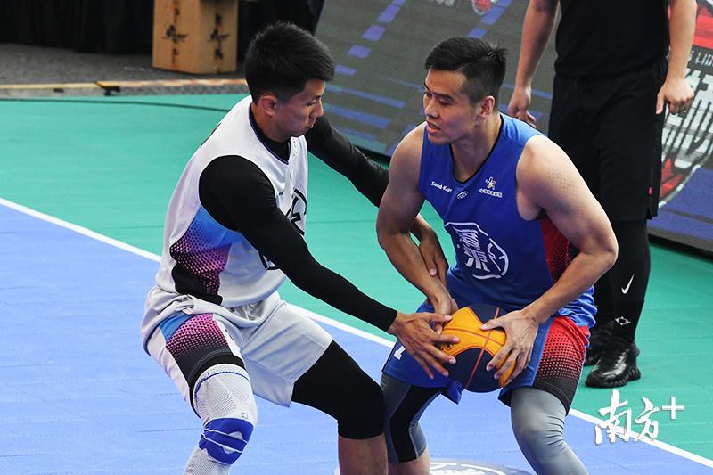拥有黄文威、肖海亮两位金牌国手的东莞南城如愿进入男子组决赛,对手是韶关街头传奇队。图为黄文威(左)与对手拼抢。