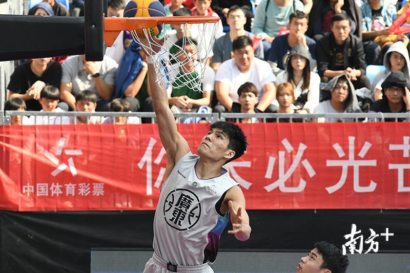 黄文威和肖海亮曾代表中国国家男子三人篮球队获得2018雅加达亚运会金牌,而且是铁打的主力球员。