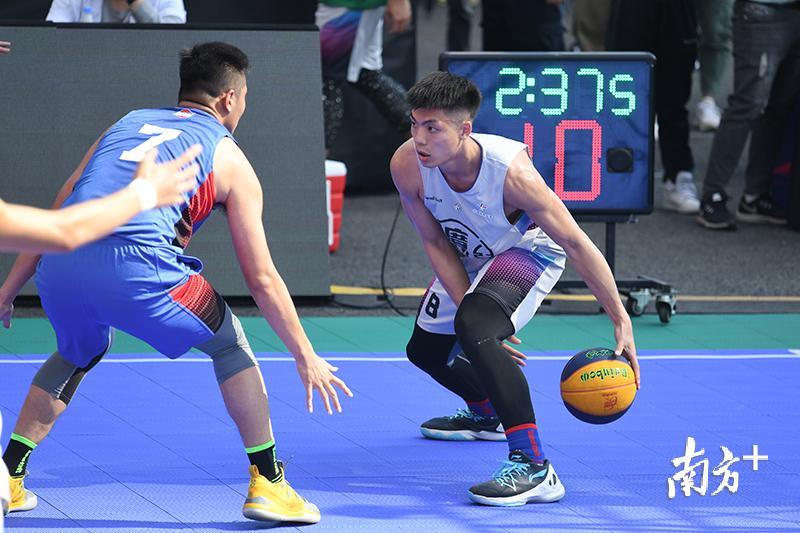 实力超群的东莞南城没给对手要多机会,以21比14提前结束比赛,问鼎冠军。