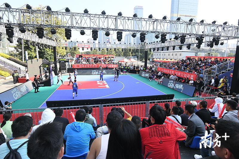 作为国内首创的联赛赛制的3X3篮球比赛,本次比赛分为城市预选赛、44强分站赛、32强分站赛及总决赛四个阶段,设置男子女子两个组别,规模覆盖广东省全省,比赛场次达3500场。据悉,本次3x3篮球联赛在开放报名短短几天内,报名队伍达到1580支,参赛人数达5353人受到全省各地篮球爱好者的积极响应。