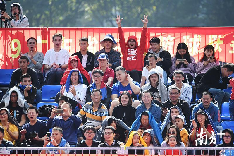 本次联赛决赛在周末进行,免费向观众开放,天河体育中心西南广场点燃篮球最高热情,决赛期间座无虚席。而赛事也得到了体彩公益金的大力支持,将最精彩的体育拉进百姓生活中去。