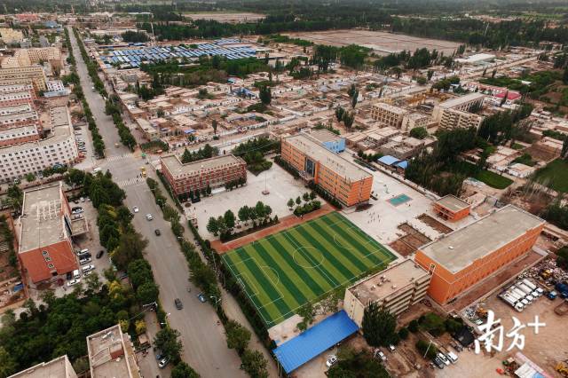 明德小学是疏附县的一所国际级足球示范学校,在县城中格外显眼。 明德小学是疏附县的一所国际级足球示范学校,在县城中格外显眼。