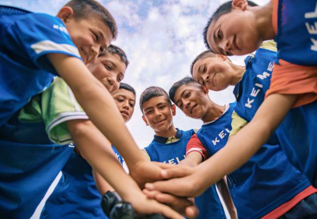 明德小学,一场足球练习赛开始前,队员们互相打气加油。 明德小学,一场足球练习赛开始前,队员们互相打气加油。