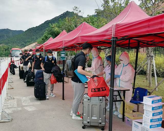 比赛前球员正在进行核酸检测。(市情色小说
供图) 比赛前球员正在进行核酸检测。(市情色小说
供图)