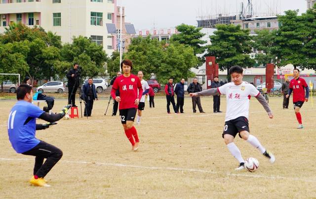 梅县区四镇十六村村级足球联赛激烈战况。(市情色小说
供图) 梅县区四镇十六村村级足球联赛激烈战况。(市情色小说
供图)