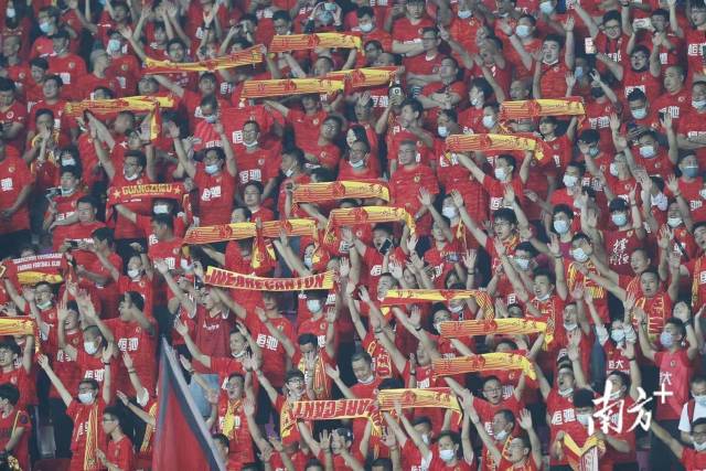 大批广州球迷涌入球场，为自己的主队加油助威