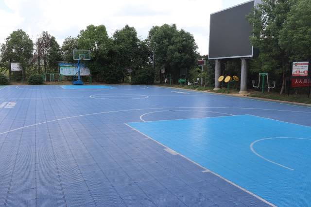 联安村的篮球场。 联安村的篮球场。