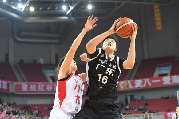 东莞新彤盛队球员李月汝(右)突破八一南昌队球员露雯的防守上篮.png