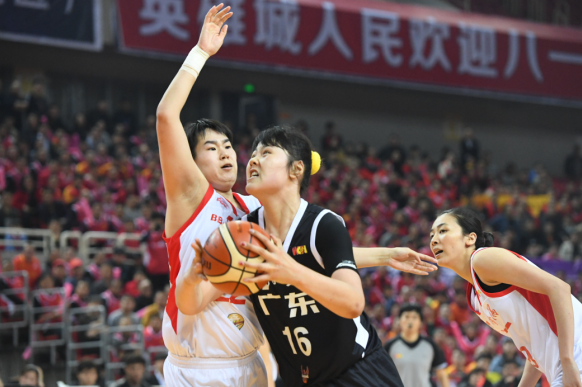 东莞新彤盛队球员李月汝(中)在八一南昌队球员金佳宝(左)的防守下上篮.png