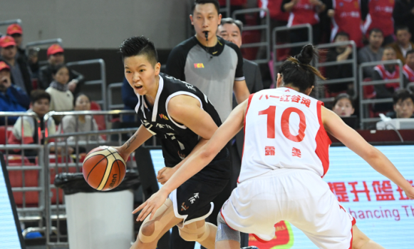 东莞新彤盛队球员黄思静(左)突破八一南昌队球员露雯的防守.png