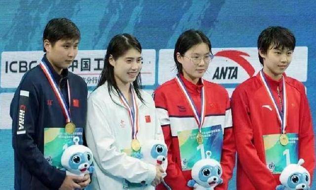 2021年全国游泳冠军赛暨东京奥运会选拔赛,龙岗籍运动健儿汤慕涵(左一)在女子单项400米自由泳中获得第二名。颁奖现场(右二为汤慕涵)。 2021年全国游泳冠军赛暨东京奥运会选拔赛,龙岗籍运动健儿汤慕涵(左一)在女子单项400米自由泳中获得第二名。颁奖现场(右二为汤慕涵)。