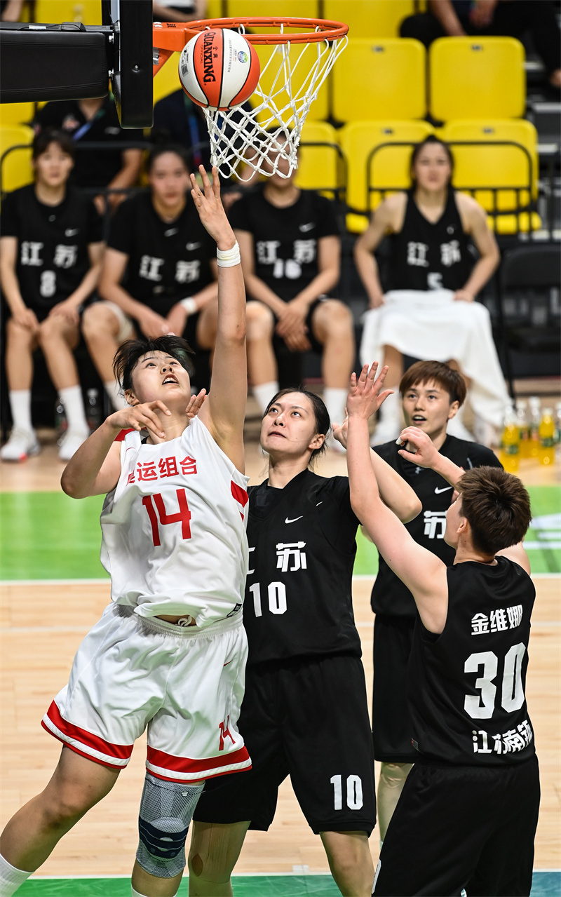 李月汝(左一)在比赛中突破上篮.jpg