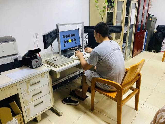 广东科研人员在分析运动员数据。 广东科研人员在分析运动员数据。