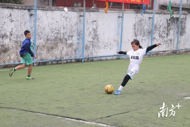 目前,英德有“全国青少年校园足球特色学校”14所、“广东省校园足球推广学校”7所、“全国足球特色幼儿园”24所。陈咏怀 摄 目前,英德有“全国青少年校园足球特色学校”14所、“广东省校园足球推广学校”7所、“全国足球特色幼儿园”24所。陈咏怀 摄