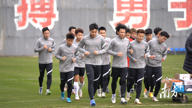 梅州客家队的球员们正有序进行力量、速度等训练。五华横陂足球特色小镇供图 梅州客家队的球员们正有序进行力量、速度等训练。五华横陂足球特色小镇供图