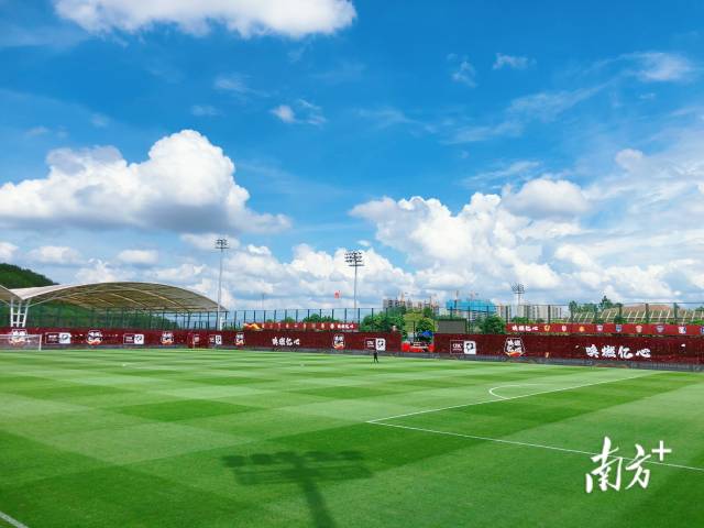 在小镇的带动下,“足球+”产业经济效益和社会效益日益凸现。 五华横陂足球特色小镇供图 在小镇的带动下,“足球+”产业经济效益和社会效益日益凸现。 五华横陂足球特色小镇供图