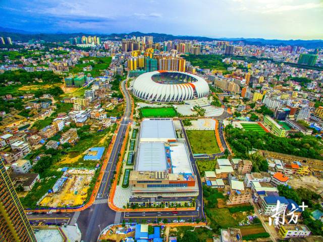 五华县形成了“全民足球”的良好氛围,足球运动也逐渐社会化、全民化。 通讯员 张荣华 供图 五华县形成了“全民足球”的良好氛围,足球运动也逐渐社会化、全民化。 通讯员 张荣华 供图