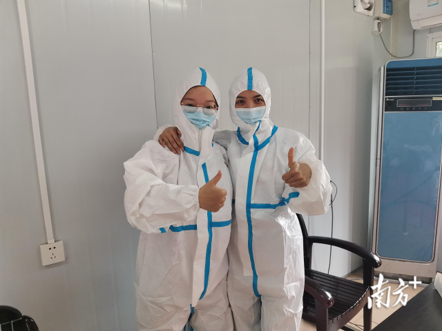 党员志愿者穿上防护服在疫情一线服务。 党员志愿者穿上防护服在疫情一线服务。