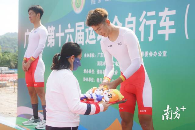 测试赛采用无接触式颁奖方式。梁素雅 摄 测试赛采用无接触式颁奖方式。梁素雅 摄
