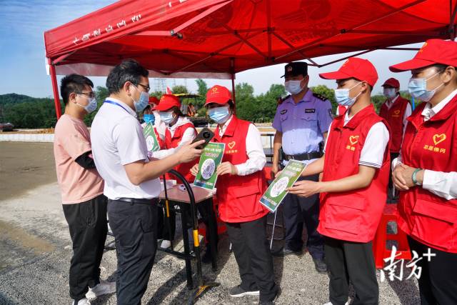 赛前严格做好防疫措施。梁素雅 摄 赛前严格做好防疫措施。梁素雅 摄