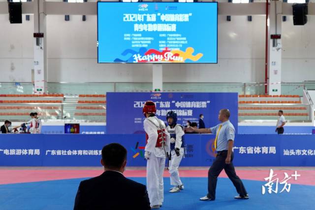 此次比赛在汕头市濠江区体育馆举行,这是该馆提升改造后首次举行省级体育赛事。 南方+ 杨立轩 拍摄