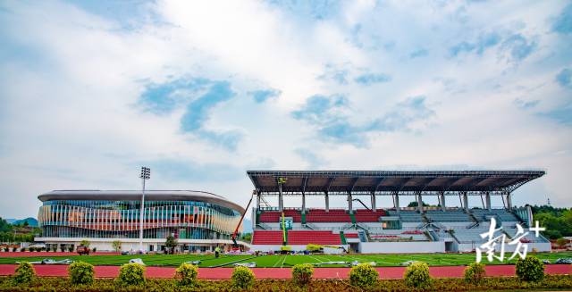 此次省运会,连州承办的3个比赛项目将在新建的连州市体育中心举行。图为今年5月初,连州市体育中心在进行收尾工作。张晓欣 摄