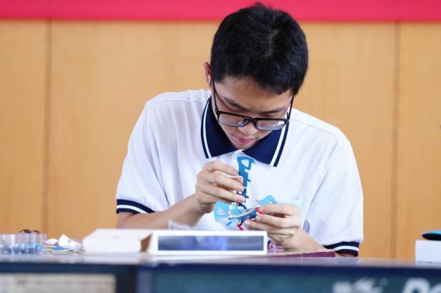 选手参加手势控制四轴飞行器组装特技赛