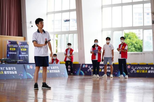 手势控制飞行器组装特技赛现场