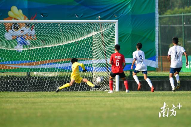 选手猛冲突进,迅速拿下一分。 选手猛冲突进,迅速拿下一分。