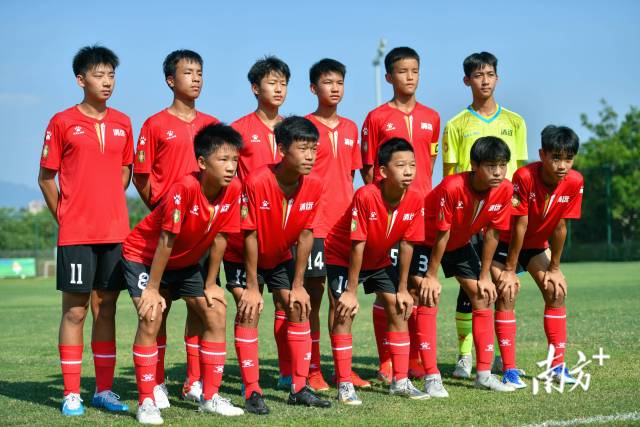 赛事开始前,足球小将亮相合影。 赛事开始前,足球小将亮相合影。