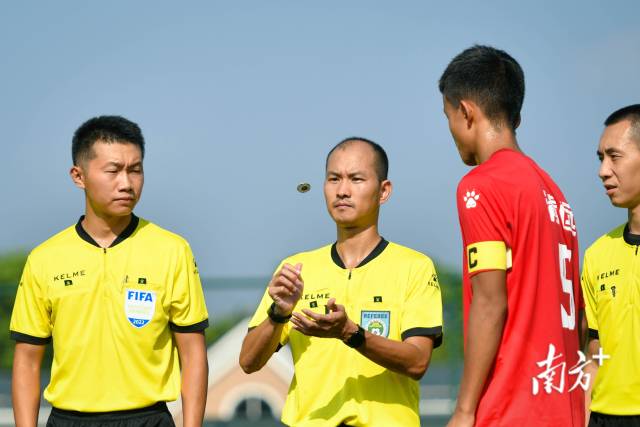 比赛开始前,裁判抛硬币让比赛双方挑选场地。 比赛开始前,裁判抛硬币让比赛双方挑选场地。