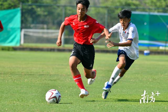 清远湛江双方球员你追我赶。 清远湛江双方球员你追我赶。