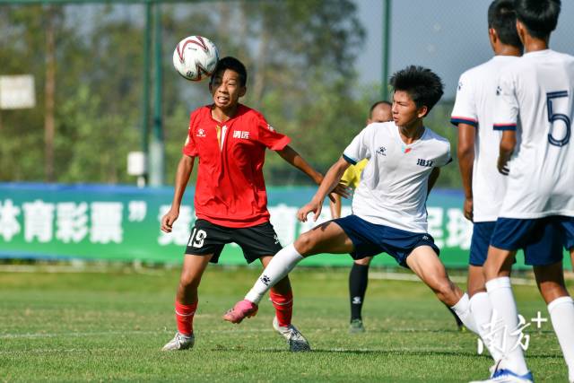 球飞,清远球员快步赶到,使出一记漂亮的头球。 球飞,清远球员快步赶到,使出一记漂亮的头球。