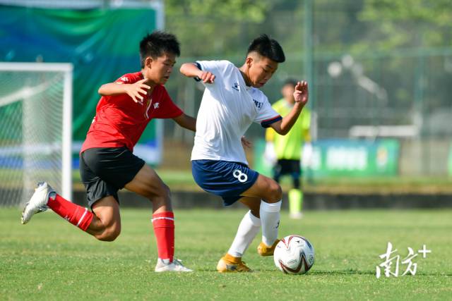 球场上,双方为争夺胜利,使出浑身解数。 球场上,双方为争夺胜利,使出浑身解数。