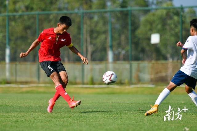 清远5号球员奋力一踢,足球画出一道亮丽的弧线。 清远5号球员奋力一踢,足球画出一道亮丽的弧线。