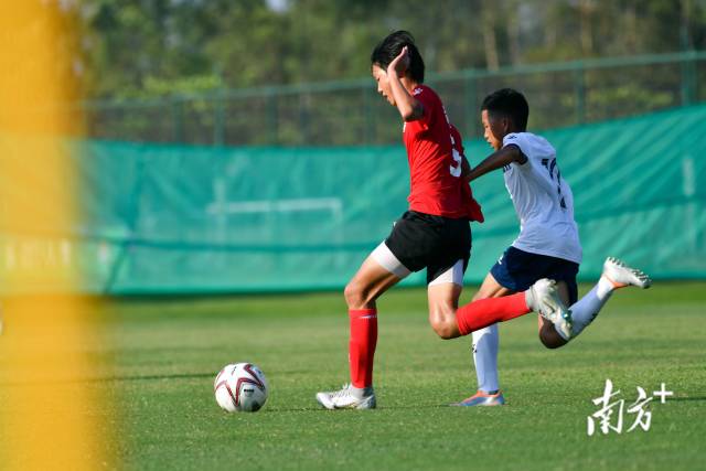 拼抢过程中,两队球员动作如影子般一致。 拼抢过程中,两队球员动作如影子般一致。