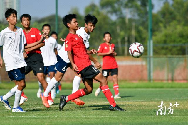 双方球员奋力拼抢。 双方球员奋力拼抢。