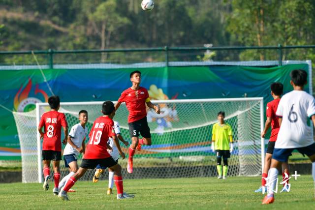 清远队球员高高跳起,运用头球将球顶起,帮助解围。 清远队球员高高跳起,运用头球将球顶起,帮助解围。