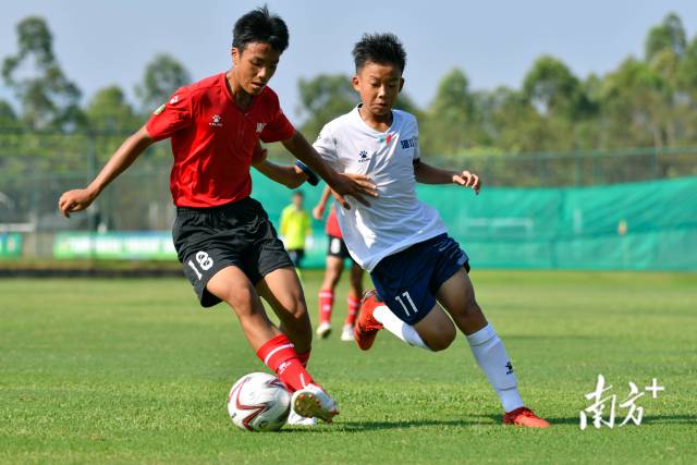 球场上,进攻端专注、被进攻端全力盯防。 球场上,进攻端专注、被进攻端全力盯防。