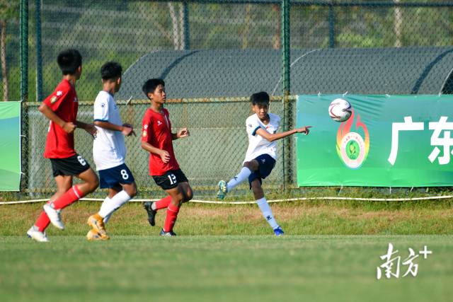 抽射过程中,左边三个球员动作神同步。 抽射过程中,左边三个球员动作神同步。