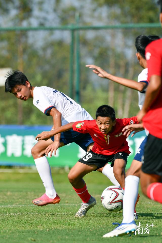 选手们在连日训练中已经“黑了几个八度”。比赛当天最高气温达38℃,烈日当空,没人喊苦喊累。 选手们在连日训练中已经“黑了几个八度”。比赛当天最高气温达38℃,烈日当空,没人喊苦喊累。