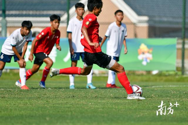 清远队员全力抽射。 清远队员全力抽射。