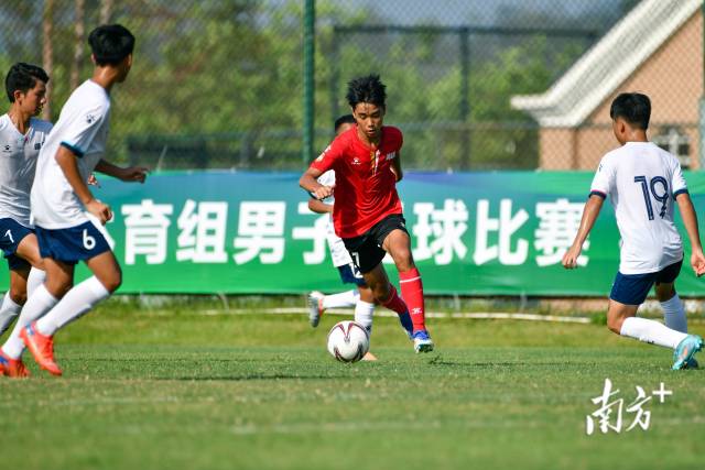 清远17号球员“单刀赴会”,面对夹击镇定从容。 清远17号球员“单刀赴会”,面对夹击镇定从容。