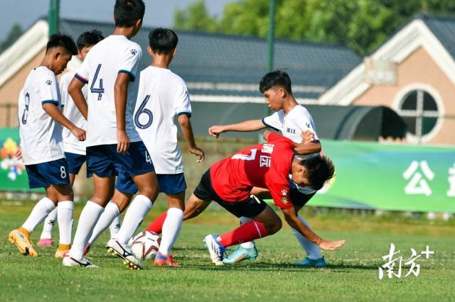 赛事中,年轻的选手们对抗激烈。 赛事中,年轻的选手们对抗激烈。