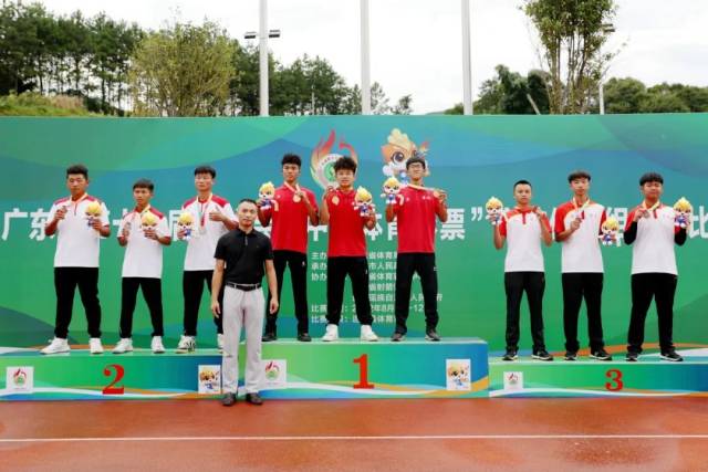 男子甲组70米反曲弓团体淘汰赛颁奖仪式。 男子甲组70米反曲弓团体淘汰赛颁奖仪式。