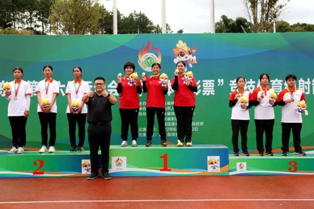 女子乙组反曲弓团体淘汰赛(50米)颁奖仪式。 女子乙组反曲弓团体淘汰赛(50米)颁奖仪式。