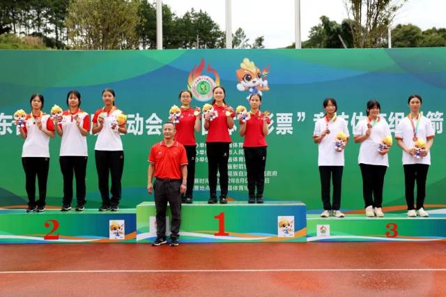 女子甲组60米反曲弓团体淘汰赛颁奖仪式。 女子甲组60米反曲弓团体淘汰赛颁奖仪式。