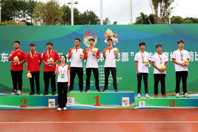 男子乙组反曲弓团体淘汰赛(50米)颁奖仪式。 男子乙组反曲弓团体淘汰赛(50米)颁奖仪式。