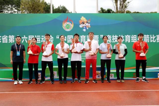 团体总分前八名颁奖仪式。 团体总分前八名颁奖仪式。